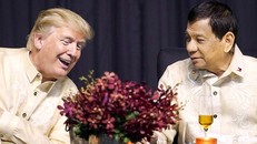 Tổng thống Trump tỏ ra thân mật với người đồng cấp Duterte