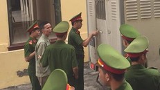 Bị cáo Tiến bị áp giải. Ảnh: PLO