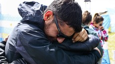 Các thân nhân thủy thủ tàu ngầm tuyệt vọng. Ảnh: AP