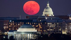 Siêu trăng lớn và đỏ rực mọc lên phía sau tòa nhà Quốc hội Mỹ ở Washington D.C. Ảnh: Washington Post.