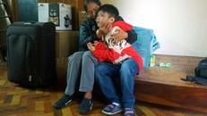 Cháu K. hiện đang sống cùng mẹ và nhà ngoại. Ảnh: Dân trí