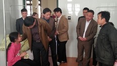 Lãnh đạo tỉnh Bắc Kạn thăm hỏi các học sinh. Ảnh: Lao Động