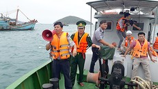 Các lực lượng chức năng huyện Côn Đảo vận động và di dời ngư dân vào nơi tránh trú bão sáng 24-12. Ảnh: Báo Bà Rịa-Vũng Tàu