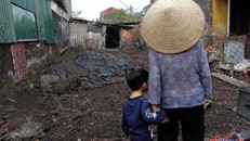 Người dân Quan Độ bàng hoàng sau vụ nổ. Ảnh: Vietnamnet