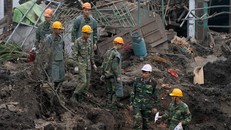 Lực lượng công binh tiến hành dò tìm đầu đàn còn sót lại ở hiện trường. Ảnh: Zing