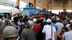 Trạm BOT Sóc Trăng hỗn loạn do tài xế phản đối thu phí. Ảnh: NLĐ