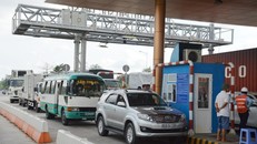 Các tài xế dừng xe phản đối trạm BOT Sóc Trăng. Ảnh: Dân trí