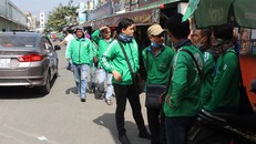 Tài xế GrabBike đình công phản đối mức chiết khấu mới. Ảnh: Tuổi Trẻ