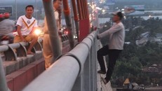 Đối tượng nghi ngáo đá đu lan can cầu Rạch Miễu. Ảnh: PLO