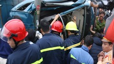 Lực lượng cứu hộ cắt cabin để đưa ba nạn nhân ra ngoài. Ảnh: PLO