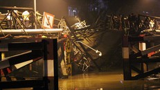 Hiện trường vụ sập cầu. Ảnh: Vnexpress