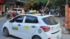 Chiếc xe taxi bị thanh sắt xuyên thủng. Ảnh: Zing