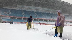 Lớp tuyết dày hàng chục cm tại SVĐ Thường Châu. Ảnh: Vietnamnet