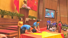 Xuân Trường và Tiến Dũng ký lên lá cờ. Ảnh: VTV