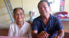 Ông Chóng và mẹ mình. Ảnh: Tuổi Trẻ