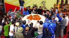 Chiếc bánh giầy nặng 2 tấn được người dân Sầm Sơn làm vào năm 2017. Ảnh: Zing