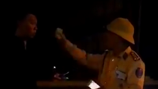 Hình ảnh cắt ra từ clip vụ việc. Ảnh: Tuổi Trẻ