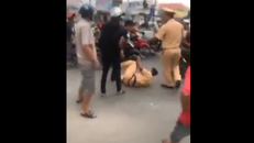 Hình ảnh cắt ra từ clip vụ việc. Ảnh: Tuổi Trẻ