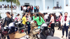 Các giáo viên tụ tập tại trụ sở huyện Krông Păk. Ảnh: Tuổi Trẻ