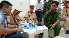 Tài xế Hùng tại cơ quan công an. Ảnh: Tuổi Trẻ