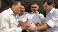 Đồng đội xem lại vết thương trên tay cựu chiến binh Nguyễn Văn Thống. Ảnh: Tuổi Trẻ