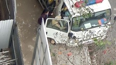 Hình ảnh cắt ra từ clip vụ việc. Ảnh: Tiền Phong