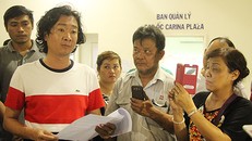 Người tự xưng là đại diện phía chủ đầu tư tòa nhà Carina (áo trắng sọc đỏ). Ảnh: VnExpress