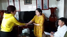 Bà Nghĩa đến nhà xin lỗi cô H. Ảnh: Tuổi Trẻ