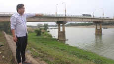 Anh Huân quay lại nơi cứu người phụ nữ tự tử. Ảnh: Tuổi Trẻ