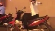 Hình ảnh cắt ra từ clip vụ việc. Ảnh: Zing