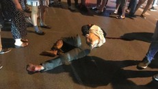 Nạn nhân sau khi bị xe bán tải kéo lê đã được đưa đi viện. Ảnh: ĐSPL