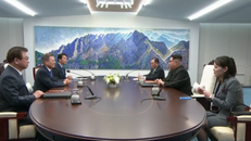 Hai nhà lãnh đạo cùng ngồi xuống bàn đàm phán. Ảnh: CNN