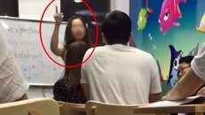 Hình ảnh cắt ra từ clip vụ việc. Ảnh: Hà Nội Mới