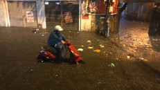 Đường phố Hà Nội 'hóa sông' trong cơn mưa đầu mùa