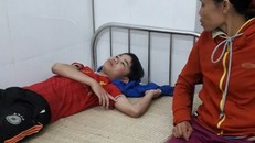 Nạn nhân Vi Văn Mạnh tại bệnh viện.