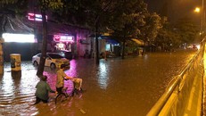 Người dân TP HCM lội nước sau cơn mưa lớn
