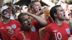 Người hâm mội đội tuyển Anh hưởng lợi về giá cả tại Nga