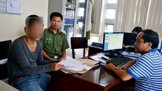 Người đạp xe xích lô chặt chém khách. Ảnh: Zing