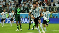 Messi và Rojo - 2 cầu thủ đã ghi bàn giúp Argentina lọt vào vòng 16 đội World Cup 2018.