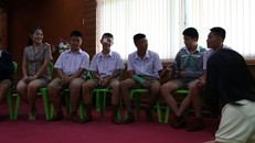 Các bạn học của 6 cầu thủ trả lời báo chí. Ảnh: The Guardian