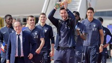 [ẢNH]: Les Bleus rước cúp vàng về Khải Hoàn Môn 