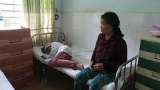 Chị Y Nhiêu hiện được đưa đến bệnh viện giám định thương tật. Ảnh: VOV