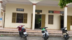 Người dân đến UBND xã Đặng Cương kê khai số tiền cho vay. Ảnh:GĐ&XH