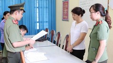 Cơ quan điều tra đọc quyết định khởi tố đối với bà Nguyễn Thanh Nhàn. Ảnh: Tiền Phong