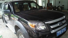 Chiếc xe của hạt kiểm lâm Vĩnh Thạnh bị lâm tặc phá hoại. Ảnh: VTC News