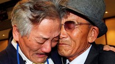 Người dân hai miền Triều Tiên kết thúc cuộc đoàn tụ trong nước mắt