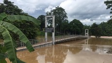 Cây cầu treo Cửa Rào 2 xã Xá Lượng, huyện Tương Dương đã bị ngập. Ảnh: Báo Nghệ An