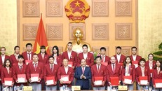 Thủ tướng tặng quà cho đại diện Đoàn huấn luyện viên và vận động viên tham dự ASIAD. Ảnh: VGP