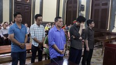 Các bị cáo đứng dậy nghe toàn tuyên án. Ảnh: PLO