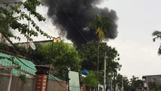 Cột khói đen bốc lên rất cao tại hiện trường vụ hỏa hoạn. Ảnh: Lao Động